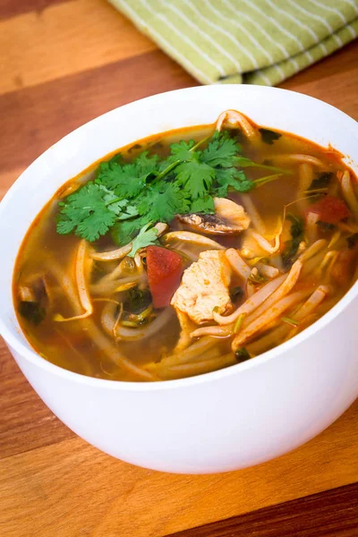Asya tavuk tomyum çorbası