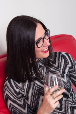 Kırmızı koltukta lüks genç kadın 