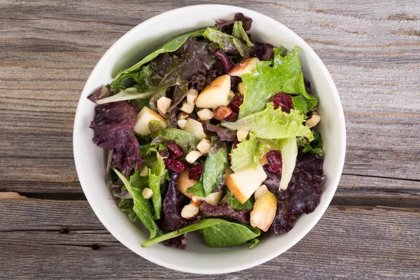 Mezcla de ensalada de arándanos y nueces de manzana —  Fotos de Stock