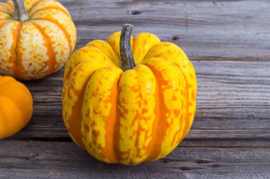 Carnival squash rustik ahşap zemin üzerine