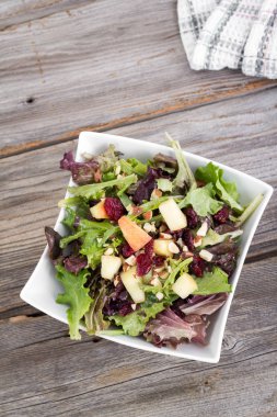 Kızılcık ve aple taze salata karışımı