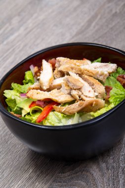 salata tavuk ve domuz pastırması