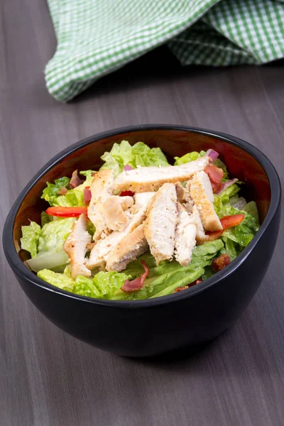 Salada de frango e bacon — Fotografia de Stock