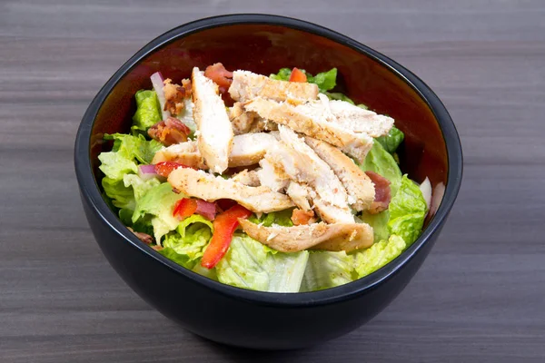 Insalata di pollo e pancetta — Foto Stock