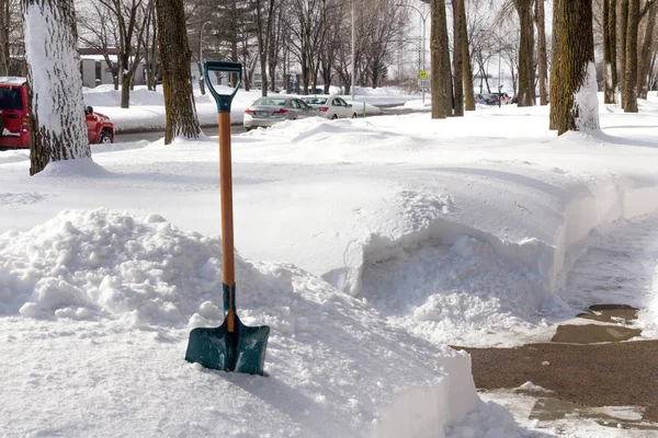 Weergave van een winter shovel op de frontyard van een residentiële stree — Stockfoto