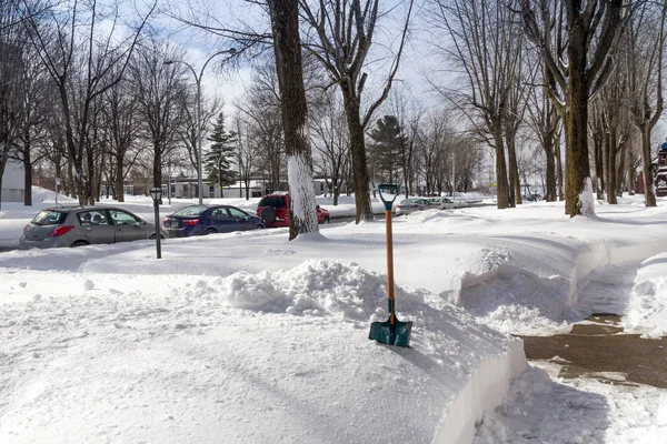 Взимку лопатою після снігопаду — стокове фото