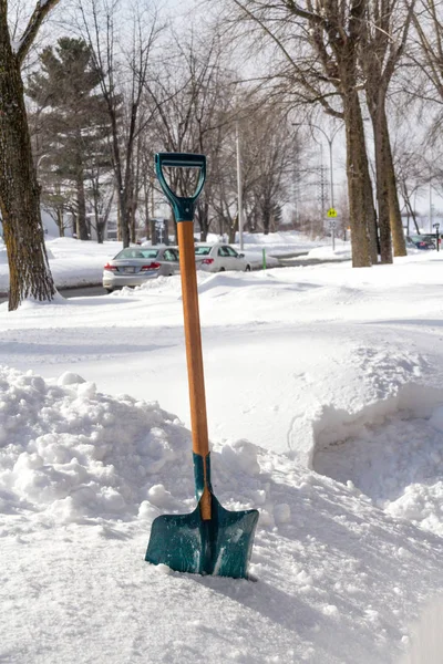 Вид на зимову лопату на тротуарі — стокове фото