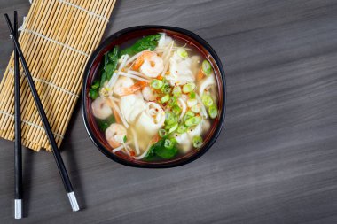 hamur tatlısı ve karides Asya çorbası