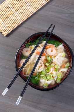 hamur tatlısı ve karides Asya çorbası