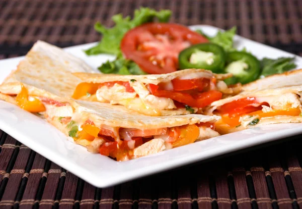 Prato de frango quesadilla closeup — Fotografia de Stock