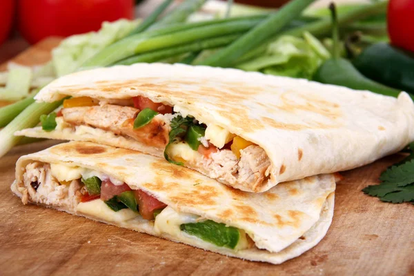 Csirke quesadilla lemez Vértes — Stock Fotó