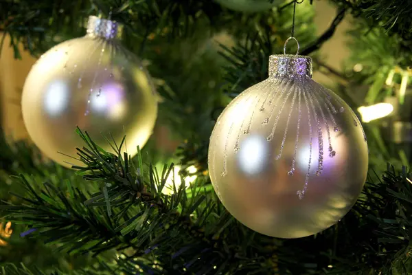 Bola de Navidad en árbol de Navidad — Foto de Stock