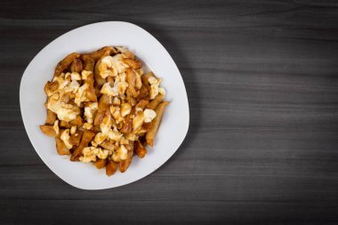 Poutine quebec yemek patates kızartması, sos ve peynir curds