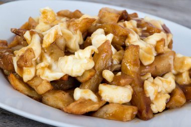 Poutine quebec yemek patates kızartması, sos ve peynir curds
