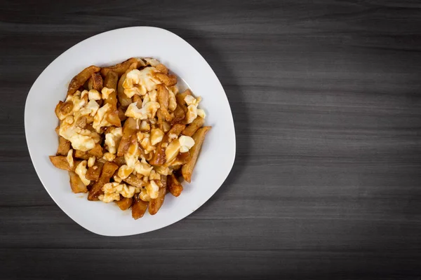 Poutine quebec jídlo s hranolky, omáčka a sýr tvaroh — Stock fotografie