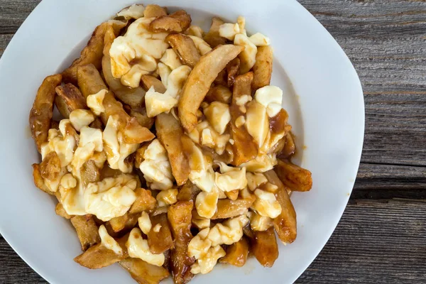 Poutine Quebec Mahlzeit mit Pommes frites, Soße und Quark — Stockfoto