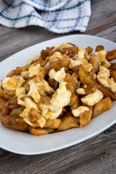 Poutine Quebec Mahlzeit mit Pommes frites, Soße und Quark — Stockfoto