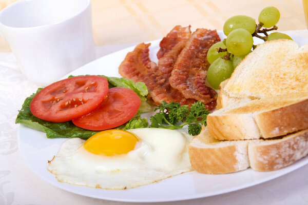 яичный завтрак с тостами и беконом
