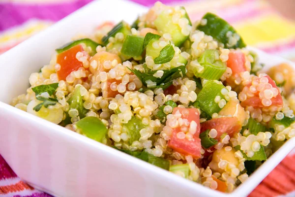 Νόστιμο και υγιεινό quinoa σαλάτα — Φωτογραφία Αρχείου