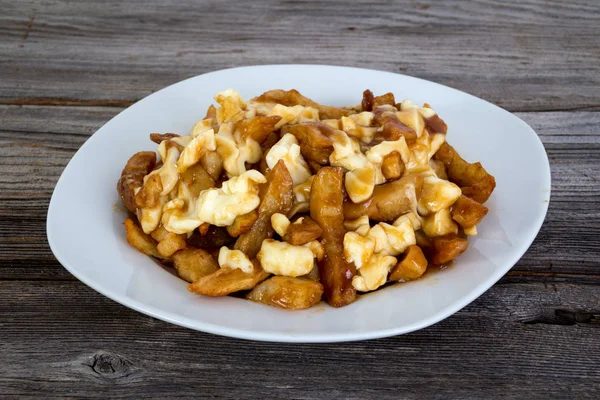 Poutine quebec étkezés hasábburgonyával, mártás, sajt-túró — Stock Fotó