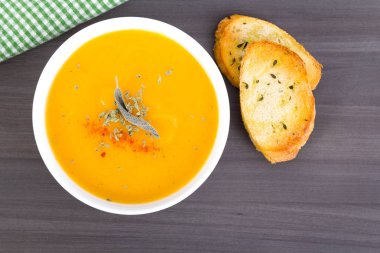 Bitkisel krem çorba kasesi masada