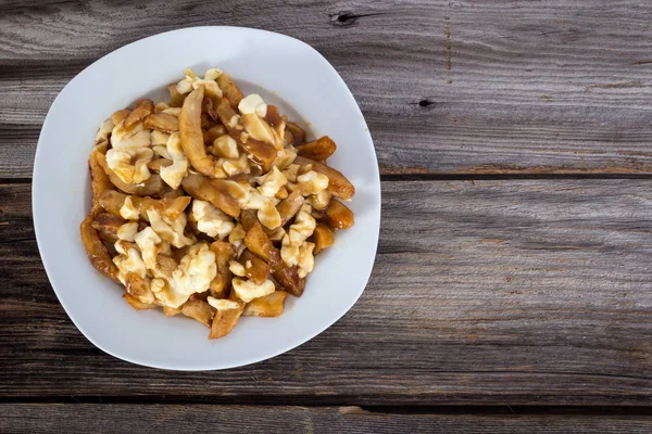 Poutine quebec maaltijd met frietjes, jus en kaas wrongel — Stockfoto