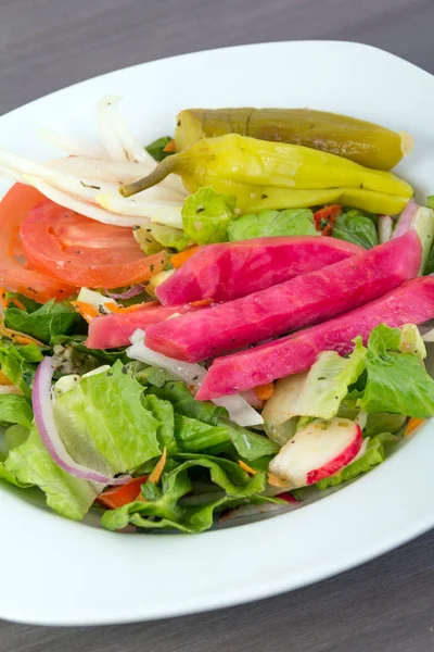 Salada de legumes com nabo em conserva — Fotografia de Stock