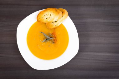 Bitkisel krem çorba kasesi masada