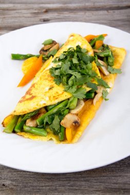 Ahşap arka plan üzerinde doldurulmuş sebze omlet