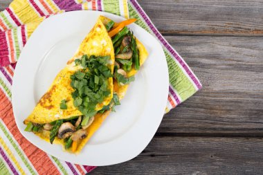 Ahşap arka plan üzerinde doldurulmuş sebze omlet