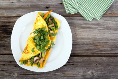 Ahşap arka plan üzerinde doldurulmuş sebze omlet