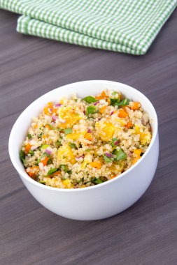 Quinoa portakal ve kişniş salata