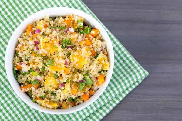 Quinoa salada de laranja e coentro — Fotografia de Stock