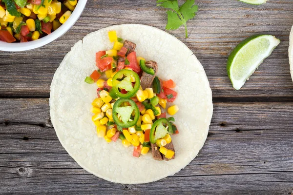 Taco macio de carne milho na mesa de madeira rústica — Fotografia de Stock