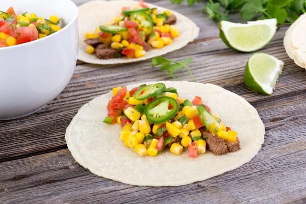 Taco macio de carne milho na mesa de madeira rústica — Fotografia de Stock