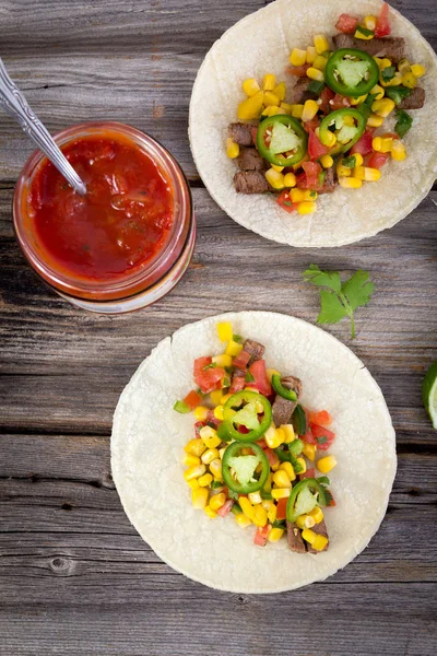 Taco macio de carne milho na mesa de madeira rústica — Fotografia de Stock