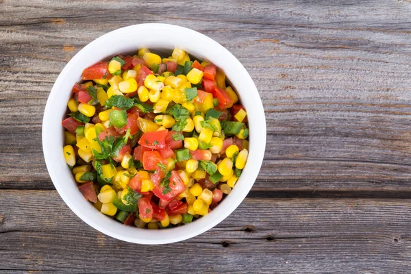 Tigela de salada de salsa de milho na mesa rústica — Fotografia de Stock