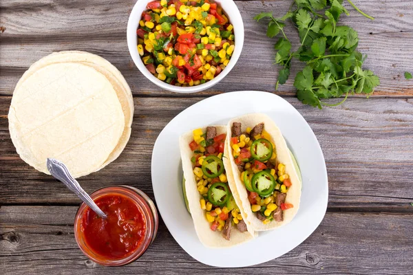 Taco macio de carne milho na mesa de madeira rústica — Fotografia de Stock