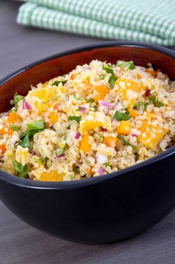 Quinoa portakal ve kişniş salata