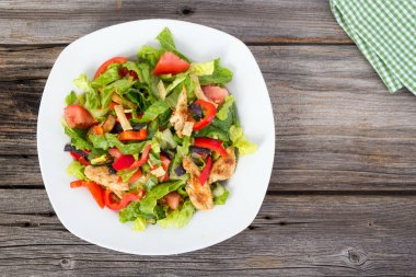 tavuk ve sebze yaz salatası