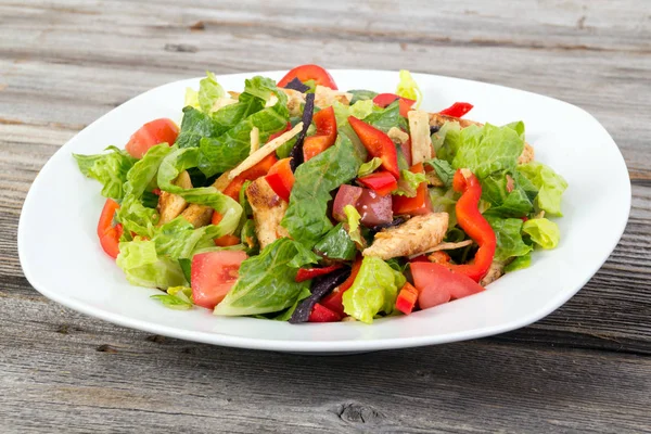 Salada de verão de frango e legumes — Fotografia de Stock