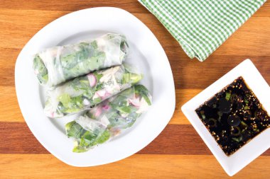 taze sağlıklı bahar rulo sarma