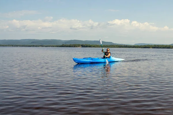 Kvinna som kajakpaddling på en lugn sjö — Stockfoto
