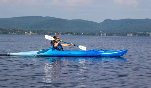 Donna kayak su un lago calmo — Foto Stock