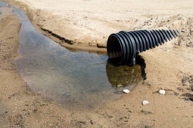 temiz su atık boru bir plajda