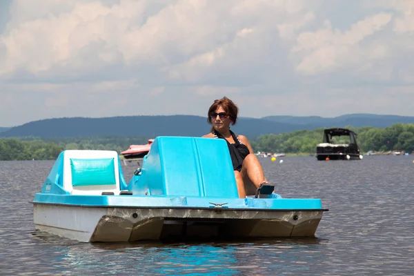 Mulher adulta em um barco de pedal sozinho — Fotografia de Stock