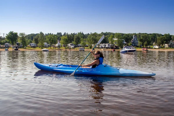 Woman kayaking on a calm lake — Stock Photo, Image