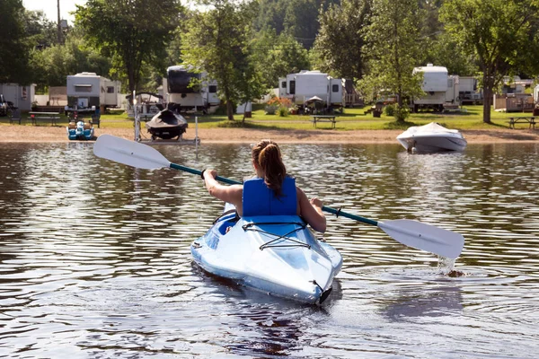 La parte trasera de una mujer kayak en un lago tranquilo —  Fotos de Stock
