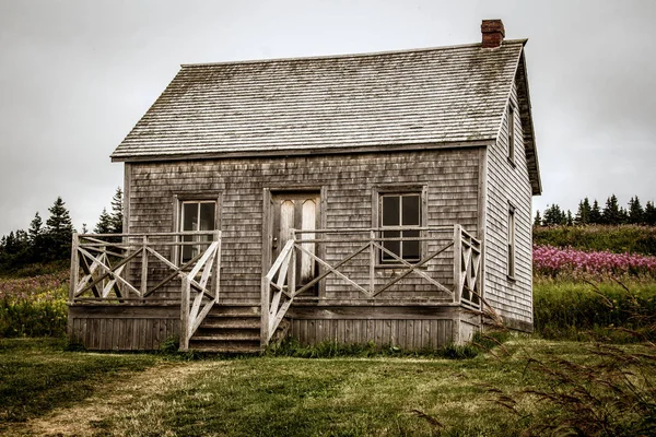 Casa vieja abandonada en una colina — Foto de Stock