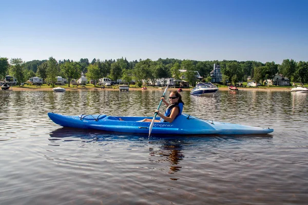 女性の穏やかな湖でカヤック — ストック写真